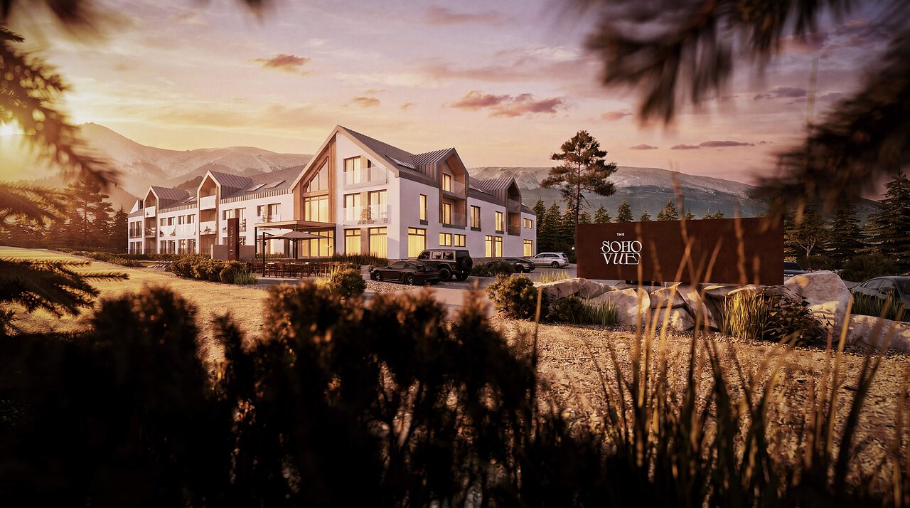 SOHO VUE o zachodzie słońca, bryła resortu na tle Karkonoszy